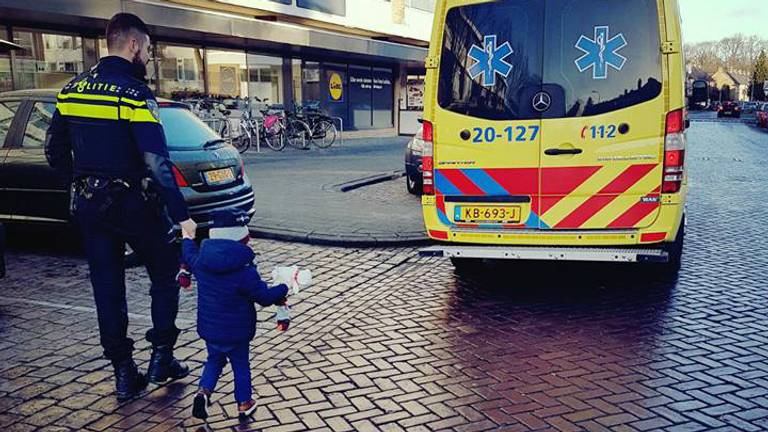 Het jongetje was trots op zijn politiepet. (Foto: Facebook politie Dongemond)