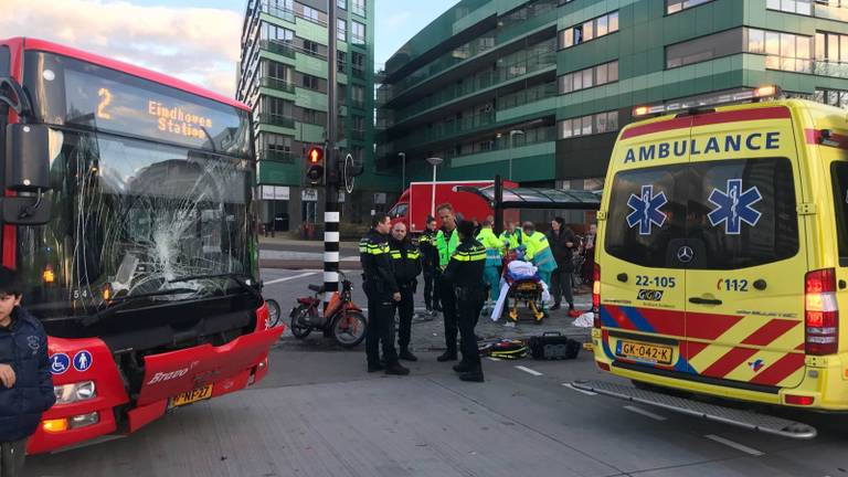De bus heeft flinke schade (foto: Sem van Rijssel/SQvision)