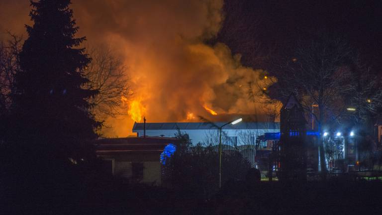 Het vuur was in de omtrek goed te zien. (Foto: GinoPress)