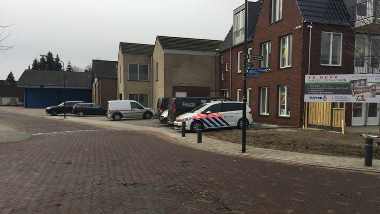 Politie houdt toezicht op beruchte kruising (foto: Raymond Merkx)