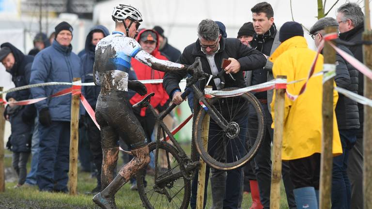 Pech voor Mathieu van der Poel in Bredene (foto: VI Images).