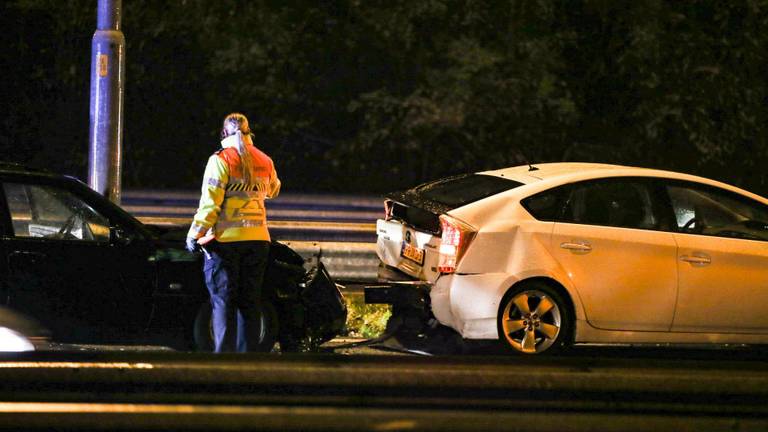 Op de A27 botsten drie auto's achterop elkaar. (Foto: Marcel van Dorst/SQ Vision)