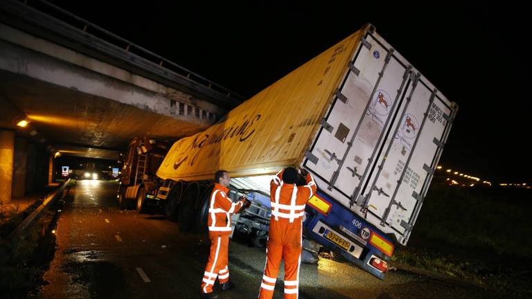 Vrachtwagen rijdt zich klem (foto: Marcel van Dorst/SQ Vision).