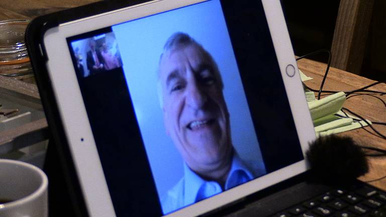 Via FaceTime wordt molenaar Hub van Erve gefeliciteerd door zijn collegavrijwilligers.