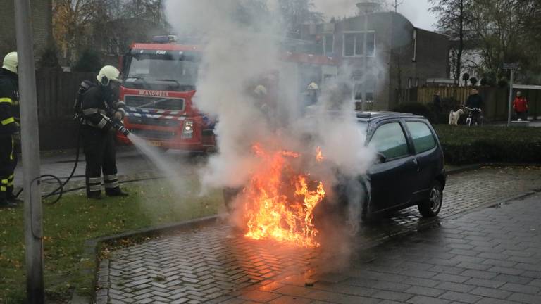 In Waalwijk is vrijdagmiddag een auto afgebrand. Foto: FPMB Erik Haverhals