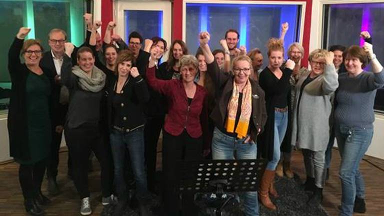 De meesters en juffen van De Vlasgaard in Zeeland namen een protestlied op, als protest tegen de hoge werkdruk en lage lonen. (Foto:Pieter van Schooten)