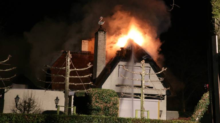 Vlammen slaan uit het dak. (Foto: Christian Traets/SQ Vision)