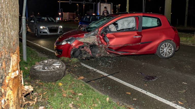 De automobilist raakte ernstig gewond en moest naar het ziekenhuis. (Foto: Jules Vorselaar)