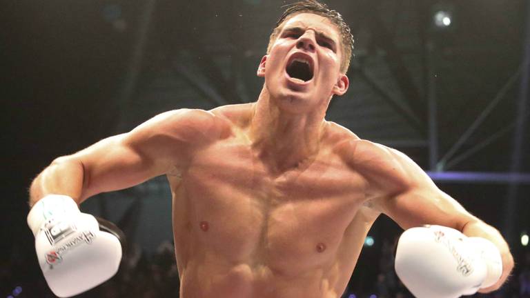 Rico Verhoeven schreeuwt het uit nadat hij Ben Saddik knock-out heeft geslagen. (Foto: Orange Pictures)