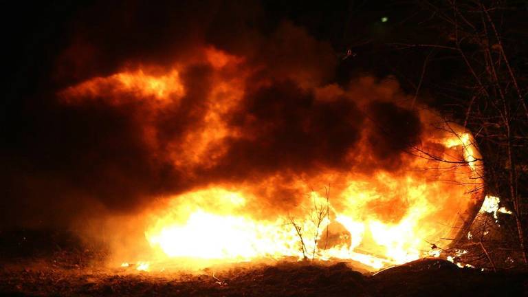 De auto stond in een mum van tijd in lichterlaaie. (Foto: Bart Meesters/Meesters Multi Media)