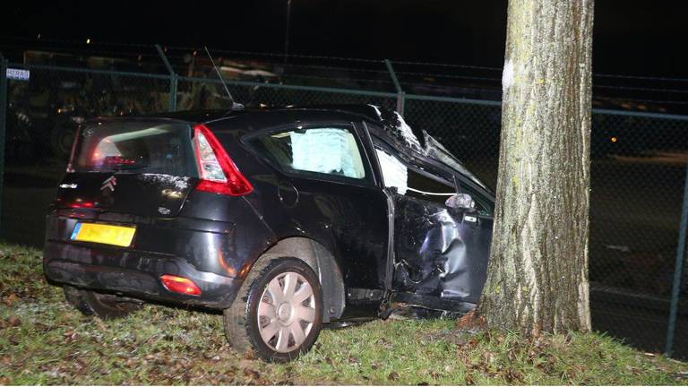 De auto is zwaar beschadigd. (Foto: Bart Meesters/Meesters Multi Media)