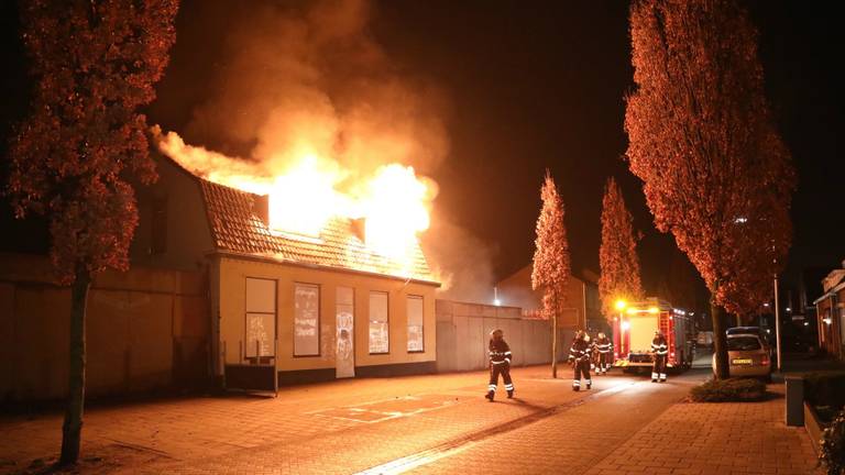 De vlammen sloegen uit het gebouw. (Foto: Gabor Heeres/SQ Vision)
