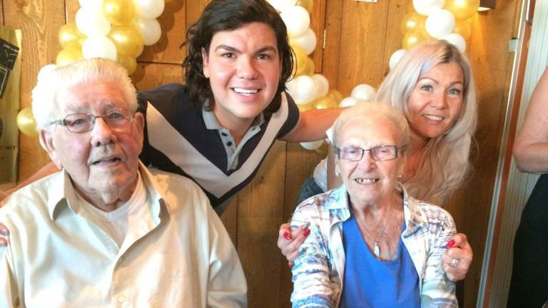 Roy Donders en zus Rian met hun oma en opa. (Foto: Daisy Schalkens)