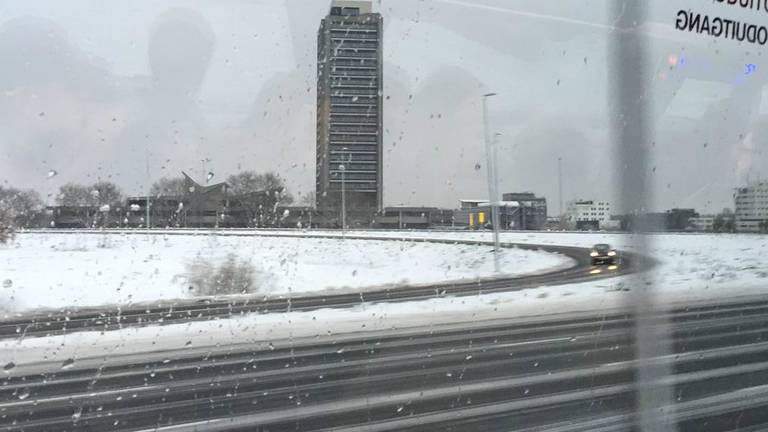 Na een uur waren de supportersbussen pas bij Den Bosch (Foto: Twitter/Driesvanhalder) 