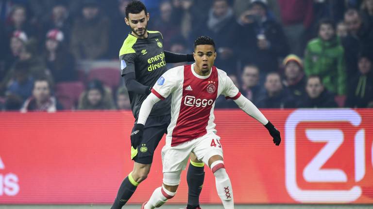 Gaston Pereiro laat Justin Kluivert voorgaan, een typerend beeld van Ajax - PSV (foto: Orange Pictures).