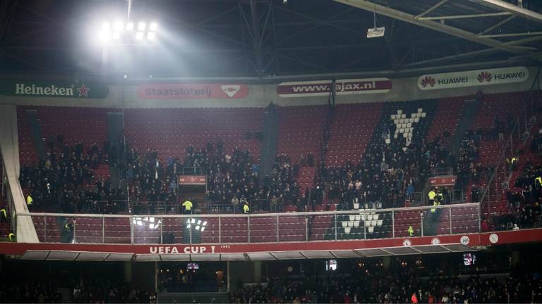 De supporters van PSV die wel op tijd in Amsterdam waren. (Foto: VI-Images)