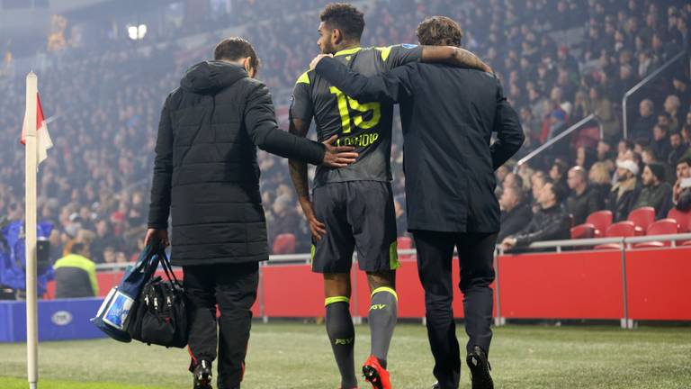 Jürgen Locadia raakte tegen Ajax geblesseerd. (Foto: VI Images)