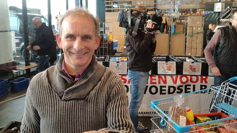 Johan Vlemmix helpt bij de Voedselbankactie. (Foto: Johan Vlemmix)