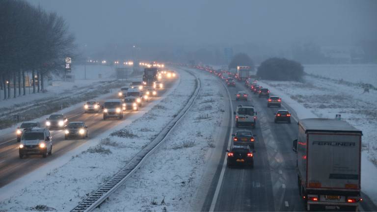 Door de sneeuwval staan er kilometers lange files.