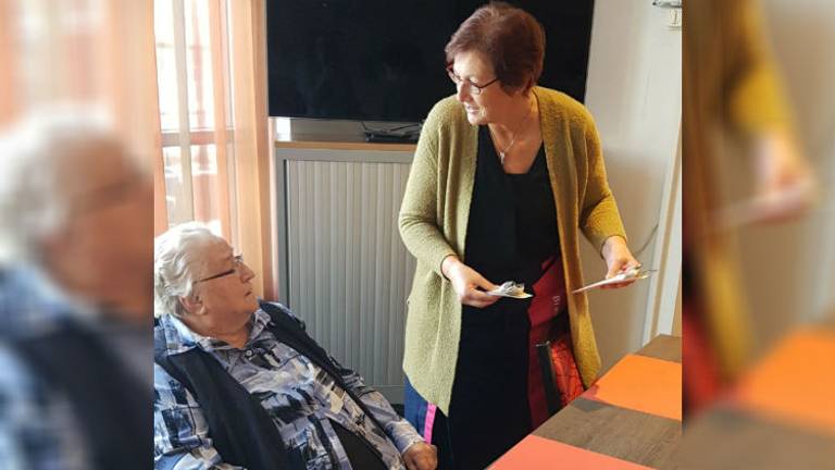 Juf Wilma dekt de tafel in verzorgingshuis Huize Heelwijk. Foto; Wilma Harpe