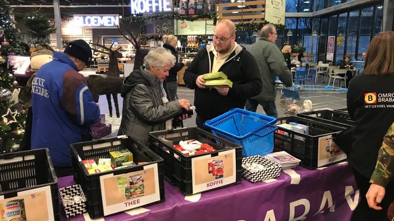 De kratten werden snel gevuld tijdens de Voedselbank on Tour in Eindhoven