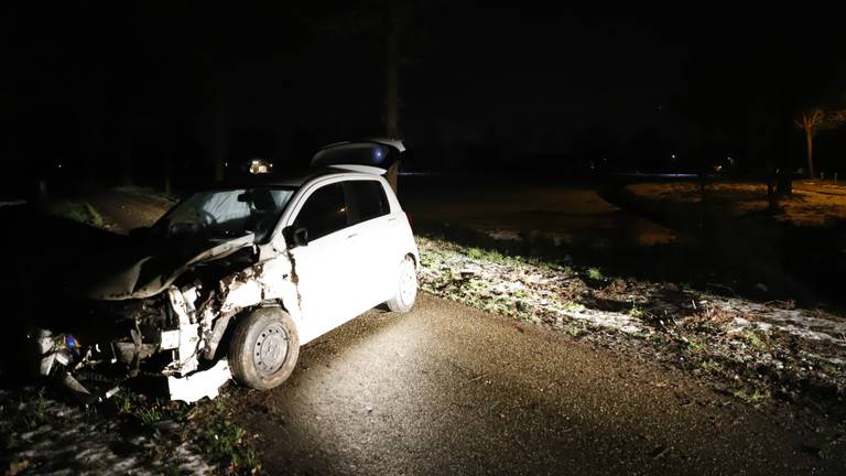 Veel schade aan de auto na het ongeval. (Foto: SK-Media)