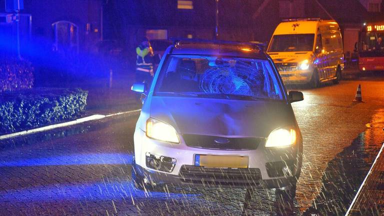 De voetganger werd geschept door een auto. (foto: Rico Vogels)