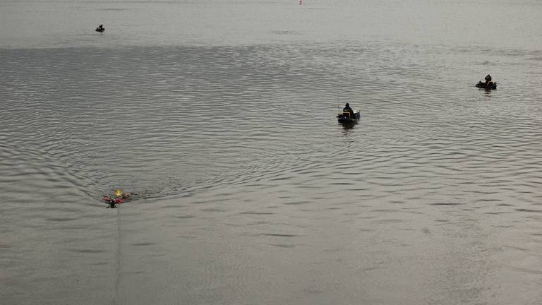 Duikers houden zoekactie bij omgeslagen bootje (foto: GinoPress B.V.).