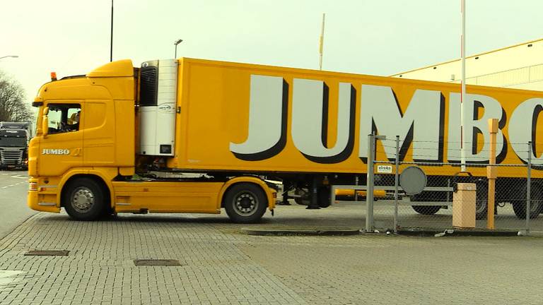 Vrachtwagens rijden af en aan bij het distributiecentrum in Veghel