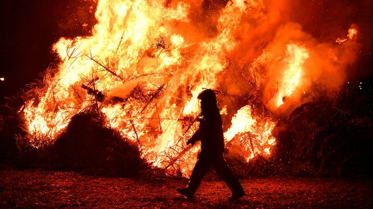 Archiefbeeld van een kerstbomenverbranding in Ulvenhout