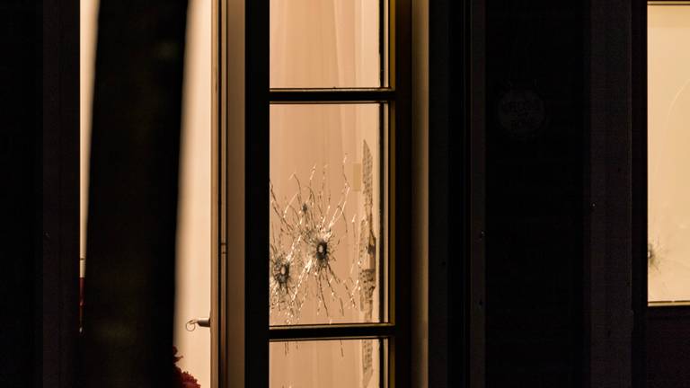 In de Ahornstraat sneuvelde een ruit bij de beschieting. (Foto: Marcel van Dorst)