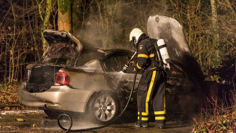Auto door brand verwoest aan de Ambachtenlaan in Breda (Foto: Marcel van Dorst)