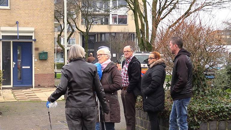 Bewoners bij een van de beschoten huizen (Foto: Raymond Merkx).