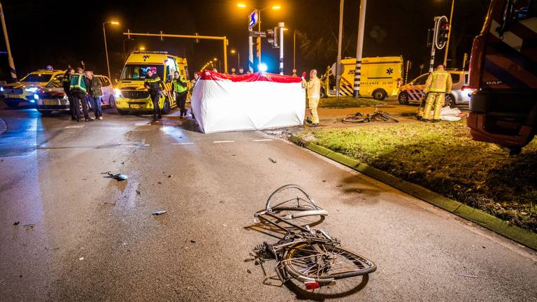 Fietser zwaargewond na aanrijding, automobilist rijdt door (foto: SQ Vision).