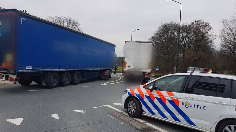 De chauffeur van de witte vrachtwagen koos een onhandige plek uit om zijn zaken te regelen. (Foto: Politie Geldrop-Mierlo)
