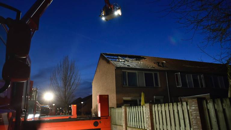Twee kinderen konden veilig buiten komen, de moeder moest naar het ziekenhuis omdat ze rook had ingeademd. Foto: Dave Hendriks, SQ Vision Mediaprodukties