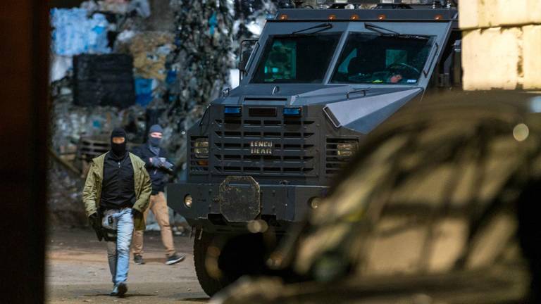 De politie maakte gebruik van een gepantserd voertuig. (Foto: Mathijs Bertens/ Stuve Fotografie)