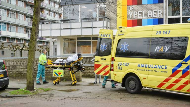 Het jongetje werd door een ambulance opgehaald. (Foto: Toby de Kort)