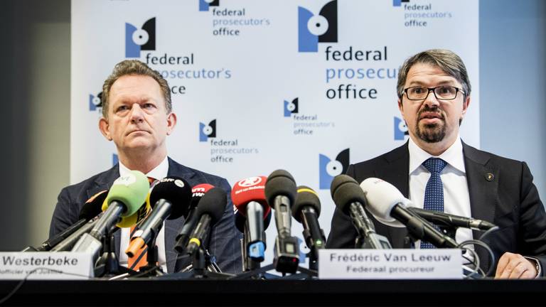 Fred Westerbeke (links) en Frédéric van Leeuw geven toelichting tijdens de persconferentie in Hasselt. (Foto: ANP)
