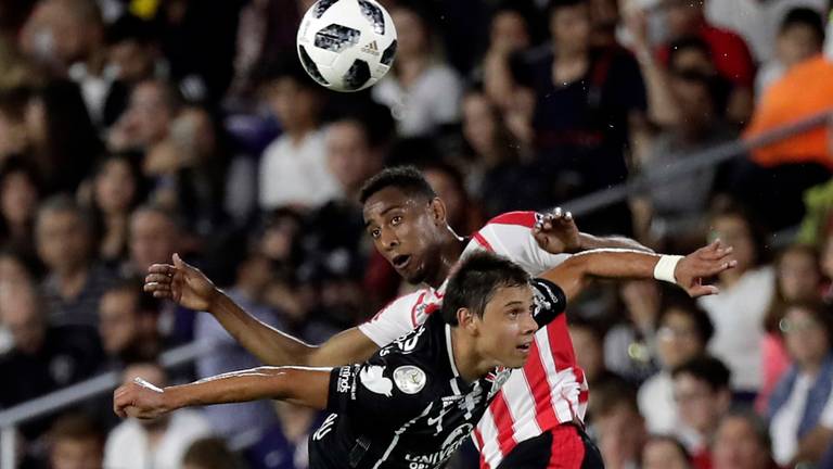 Joshua Brenet in duel met Angel Romero van Corinthians in de VS. (foto: VI Images)