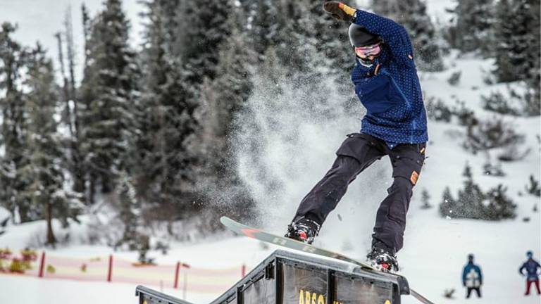 Niek van der Velden in actie. (Foto: Nederlandse Ski Vereniging/Facebook)