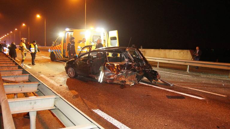 Vier auto's zijn tegen elkaar gebotst (foto: Persbureau Midden Brabant).