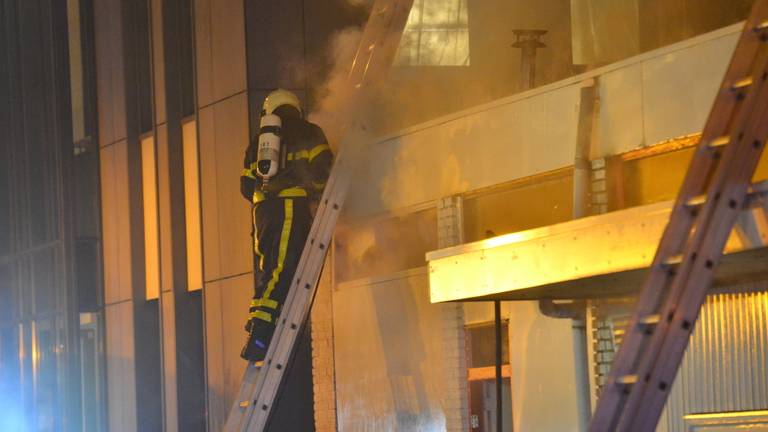 Bij het Indiase restaurant Curry Inn in Breda is donderdagavond brand uitgebroken. Foto: Perry Roovers, SQ Vision.