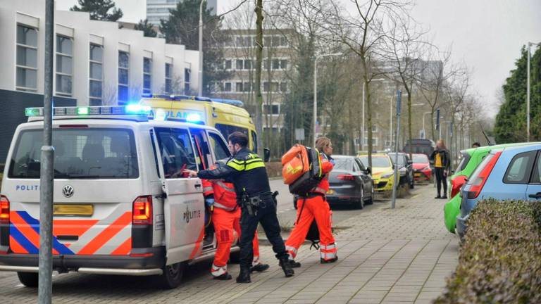 Een jongetje is gewond geraakt bij een val op het speelplein van de Jan Lighartschool. Foto: Toby de Kort.