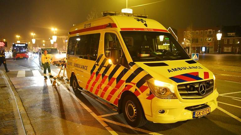 In Valkenswaard is een man gewond geraakt, toen hij op de Markt een zebrapad overstak. Foto: Rico Vogels, SQ Vision.