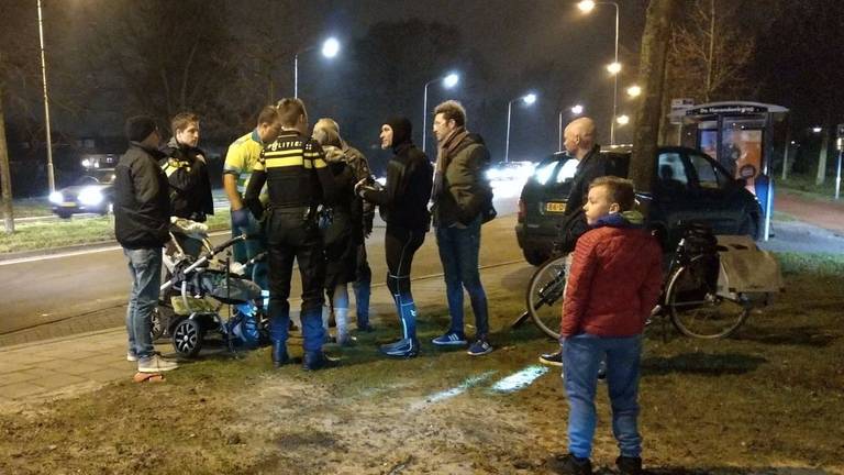 Op de Harendonkweg in Den Bosch is vrijdagavond een man aangereden, die een kinderwagen bij zich had. Foto: FPMB Erik Haverhals