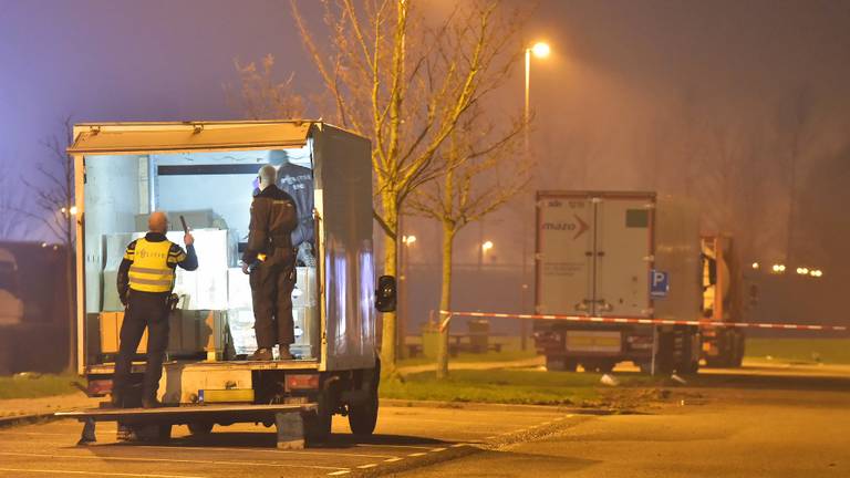 De agenten raakten vrijdagavond door de chemische lucht die uit de vrachtwagen kwam onwel. (Foto: Tom van der Put.)