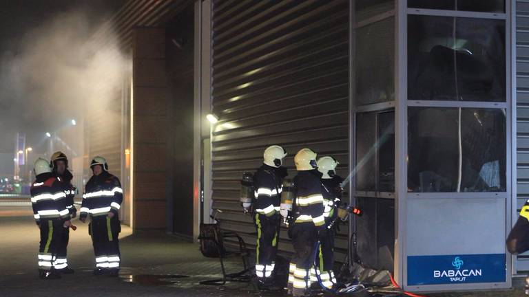 Brand bij tapijtwinkel Babacan in Oss. Foto: Maickel Keijzers