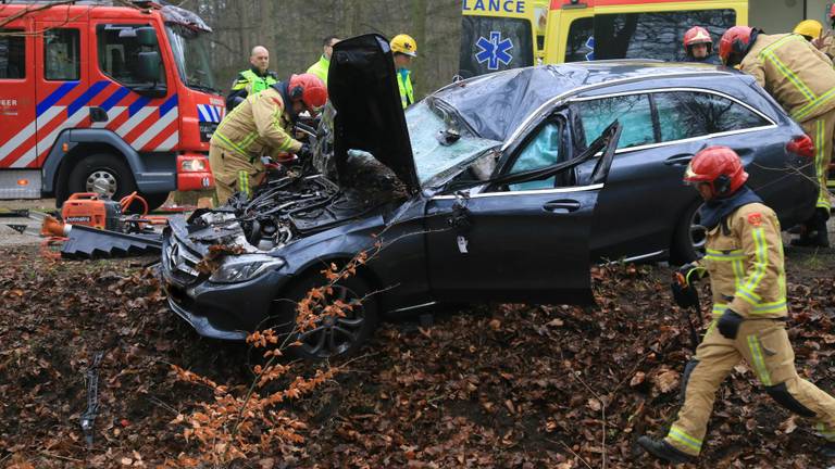 De auto eindigde in een greppel. (Foto: SQ Vision)