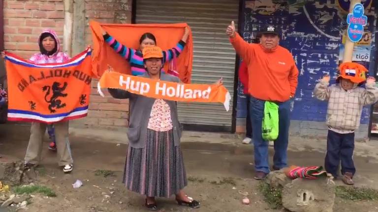 Boliviaanse Oranjefans juichen voor Nederlandse Dakar-deelnemers. (Foto: Ronald Sträter)